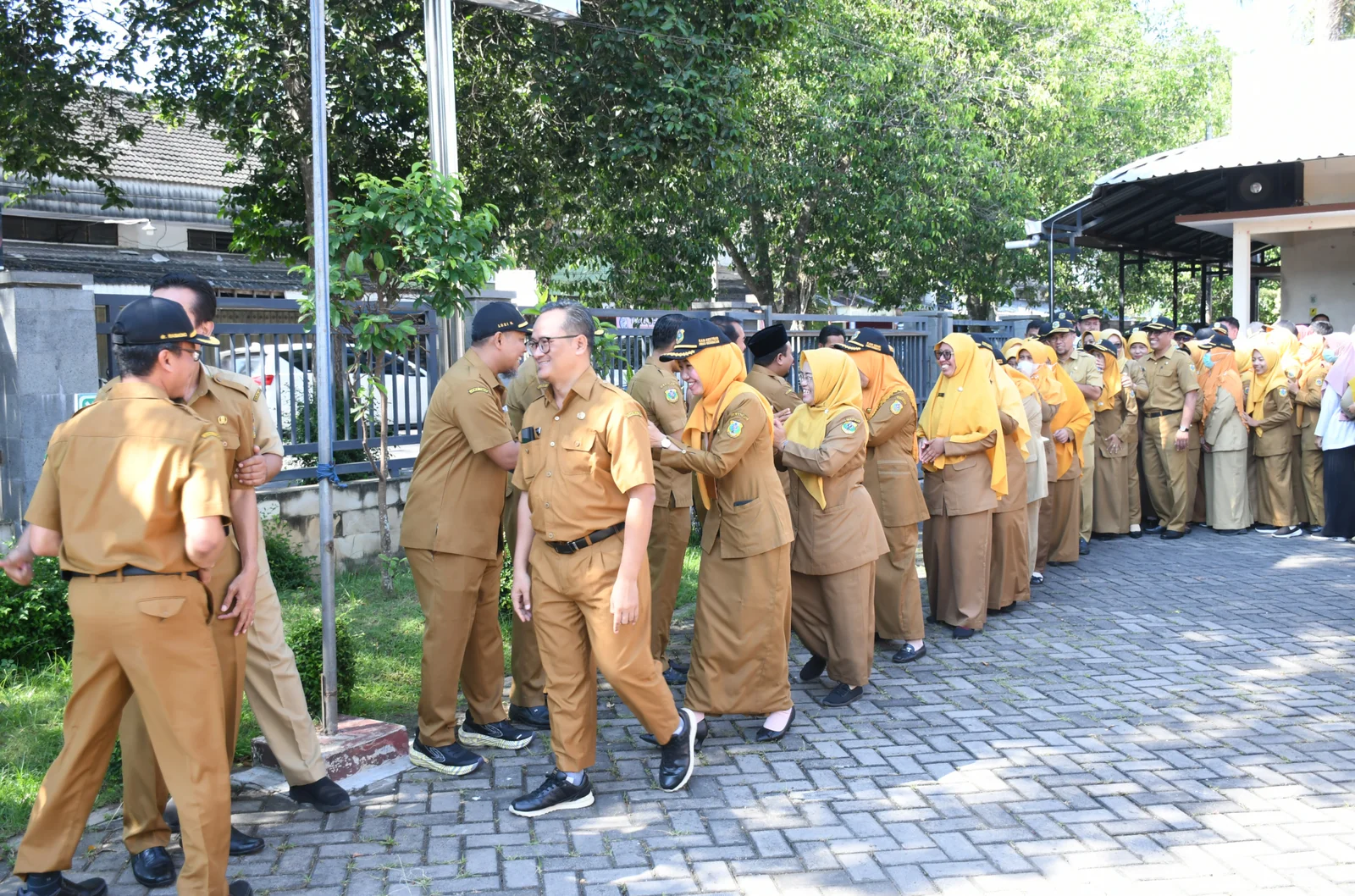 BERBARIS: Beberapa ASN Pemkab Bondowoso ketika dalam apel hari pertama masuk kerja, kemarin. (KOMINFO BONDOWOSO)