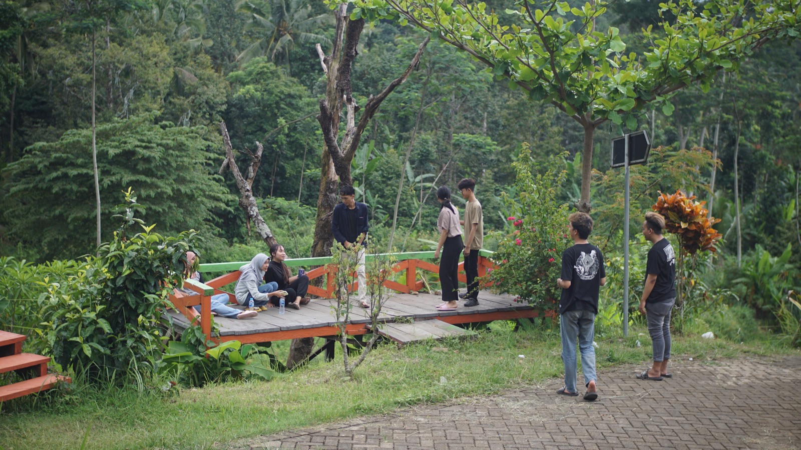 SEGAR: Wisata Puncak Badean di akhir libur Lebaran, tetap banyak dikunjungi wisatawan, kemarin. (YULIO/RJ)