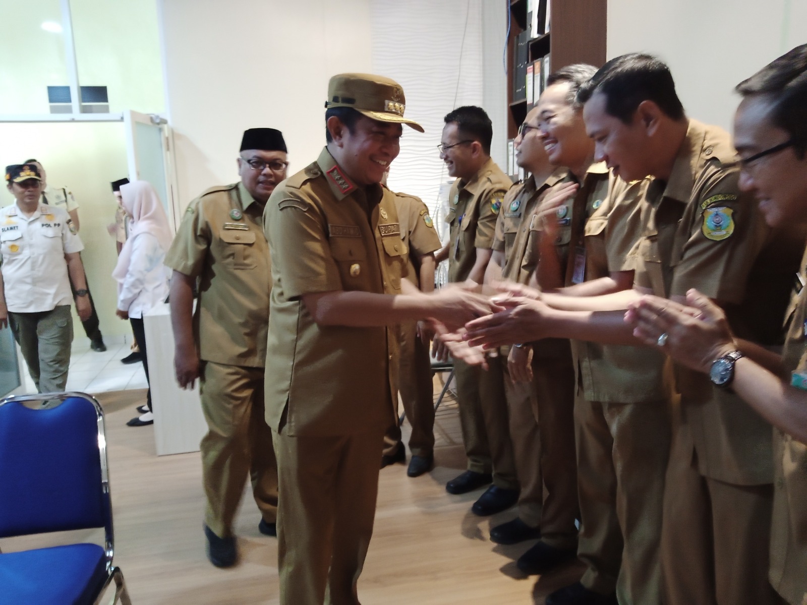 SIDAK: Bupati Bondowoso Abd. Hamid Wahid bersama Direktur RSDK dr Yus Priyatna menyalami pegawai saat sidak hari pertama masuk kerja, kemarin (8/3). (DIDIK/RJ)