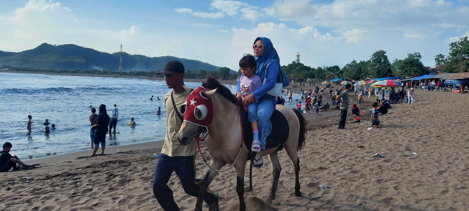 REJEKI MUSIMAN: Firman, pemilik kuda tunggangan asal Dusun Cangkring Baru, Desa Cangkring, Kecamatan Jenggawah di pantai Payangan, Desa Sumberejo, Kecamatan Ambulu, ketika membawa kudanya.