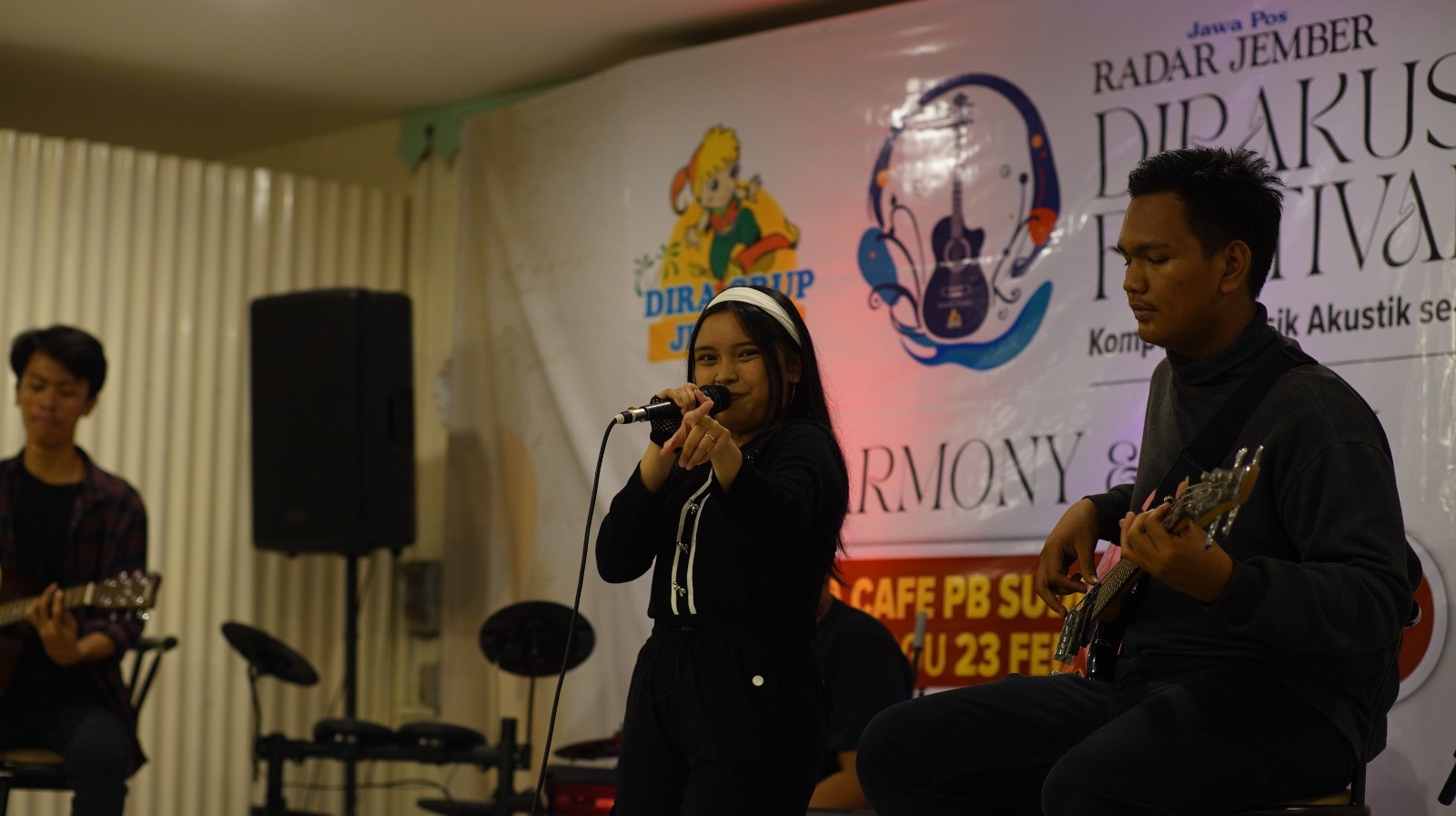 KEREN: Triyulita Keysha Putri Maharani unjuk kemampuannya dalam mengolah vokal dalam ajang Dirakustik Festival 2025, di Dira Cafe PB Sudirman, beberapa waktu lalu. (ADHI/RJ)