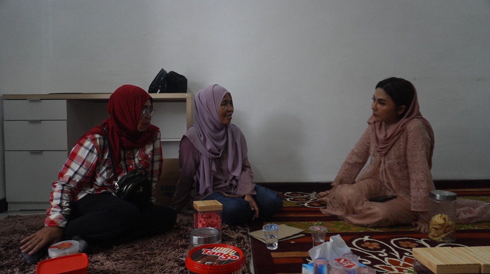 WADUL: Warga Kelurahan Tegal Besar, Kecamatan Kaliwates, Tutik Suhartini (tengah), mendatangi kediaman Sekretaris Komisi D DPRD Jember Indi Naidha (kanan) untuk mengadukan dugaan TPPO yang terjadi