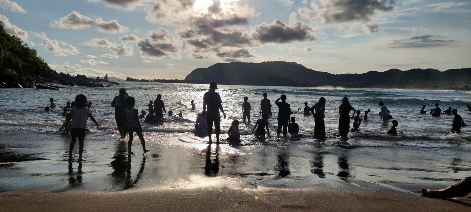 DATANG SORE: Hari libur sekolah terakhir kemarin (8/4), dimanfaatkan banyak keluarga untuk menikmati matahari terbenam di Pantai Payangan, Desa Sumberejo, Kecamatan Ambulu. (JUMAI/RJ)