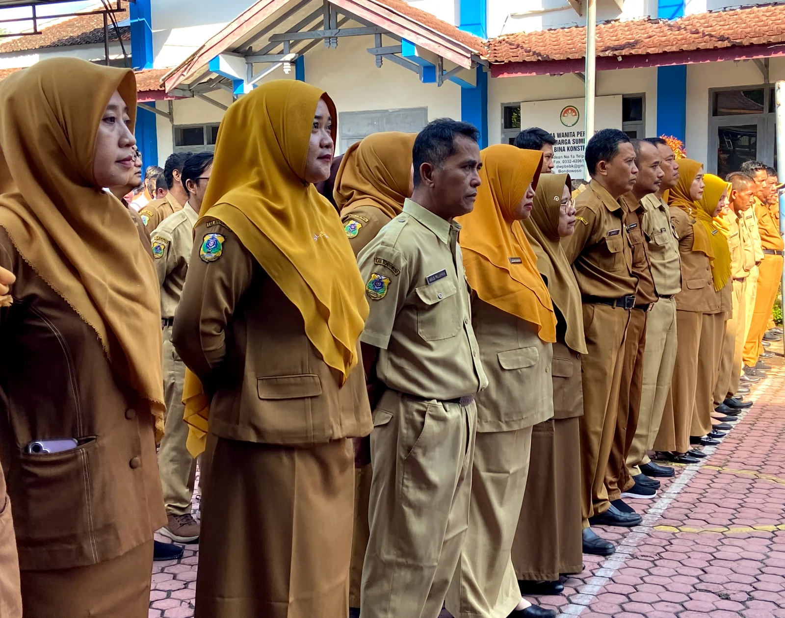 BERBARIS: Sejumlah pegawai Pemkab Bondowoso saat menghadiri apel hari pertama masuk kerja. (KOMINFO BONDOWOSO)