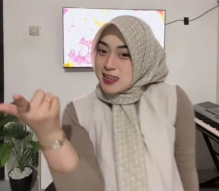 Potret Ekspresi bu guru salsa dalam sebuah tangkapan layar