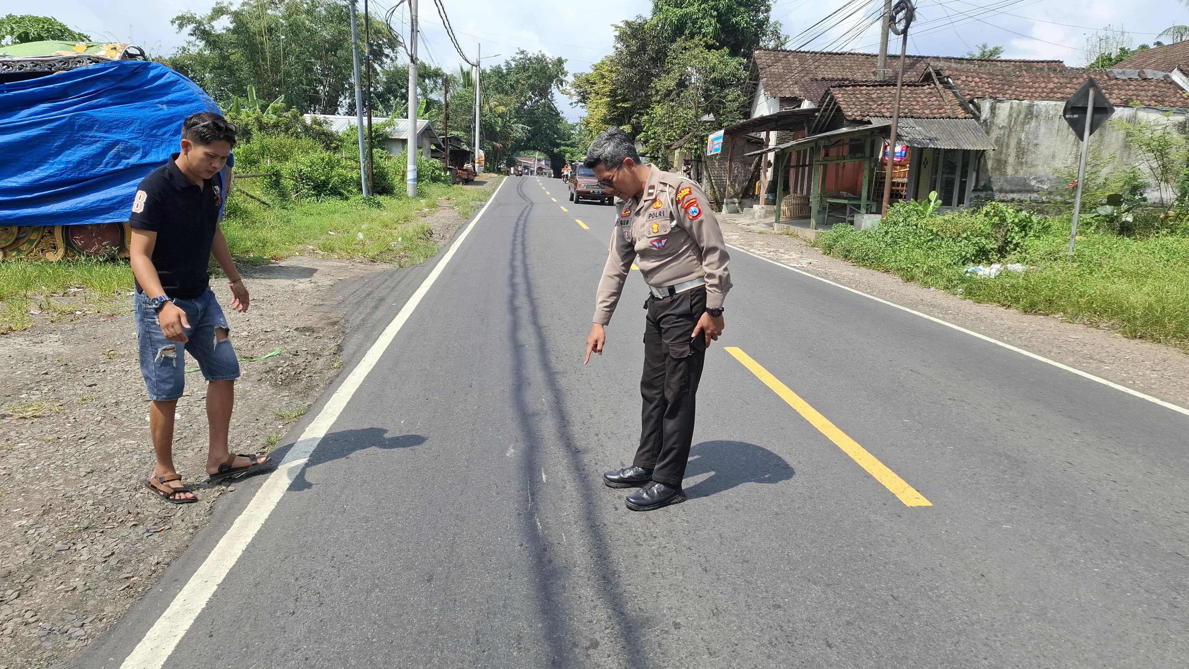 DATANGI LOKASI: Anggota saat mendatangi lokasi untuk melakukan olah TKP di lokasi kecelakaan truk diesel dengan pengendara sepeda motor di Jalan Raya Pakusari Rabu (9/4).
