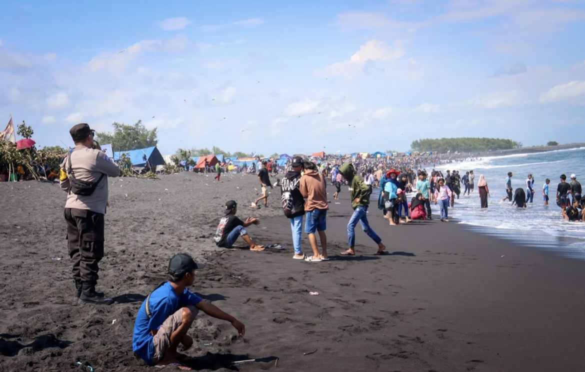 SISIR: Sejumlah alat bantu didatangkan tim SAR untuk melakukan pencarian korban terseret ombak Pantai Bambang Desa Bago, Kecamatan Pasirian. (ATIEQSON MAR IQBAL/RAME)