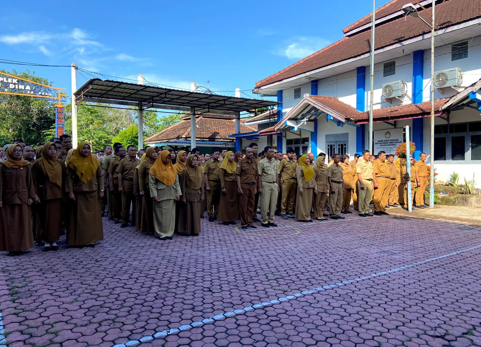 MENYIMAK: Sejumlah ASN saat menyimak arahan dari para pejabat teras Bondowoso.