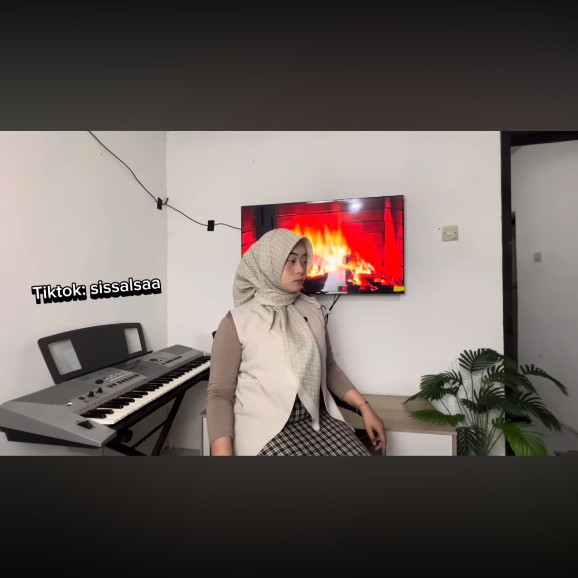 Bu guru salsa mengcover sebuah lagu di youtube (Youtube @Salsabila rahma)