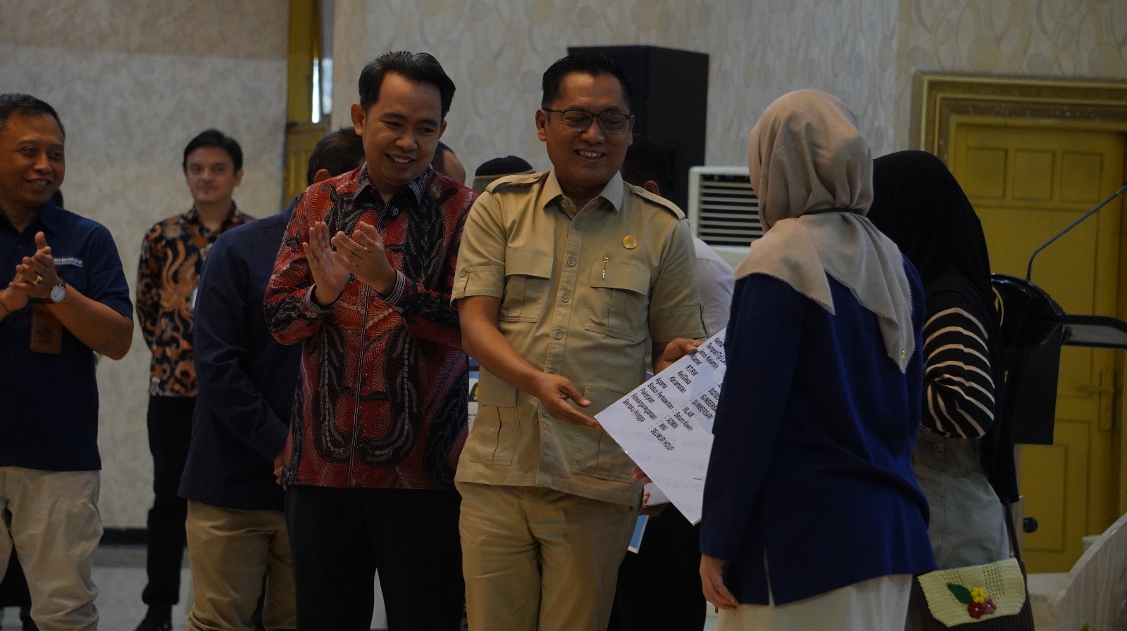 FOTO BERSAMA: Bupati Jember Muhammad Fawait bersama Ketua DPRD Jember Ahmad Halim dalam acara launching UHC, di Pendapa Wahyawibawagraha.