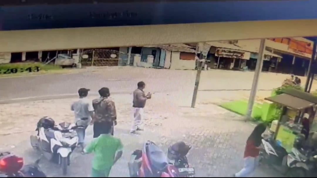 TEREKAM CCTV: Pelaku yang sempat terekam kamera CCTV setelah melalukan pembacokan kepada korban dengan naik sepeda motor