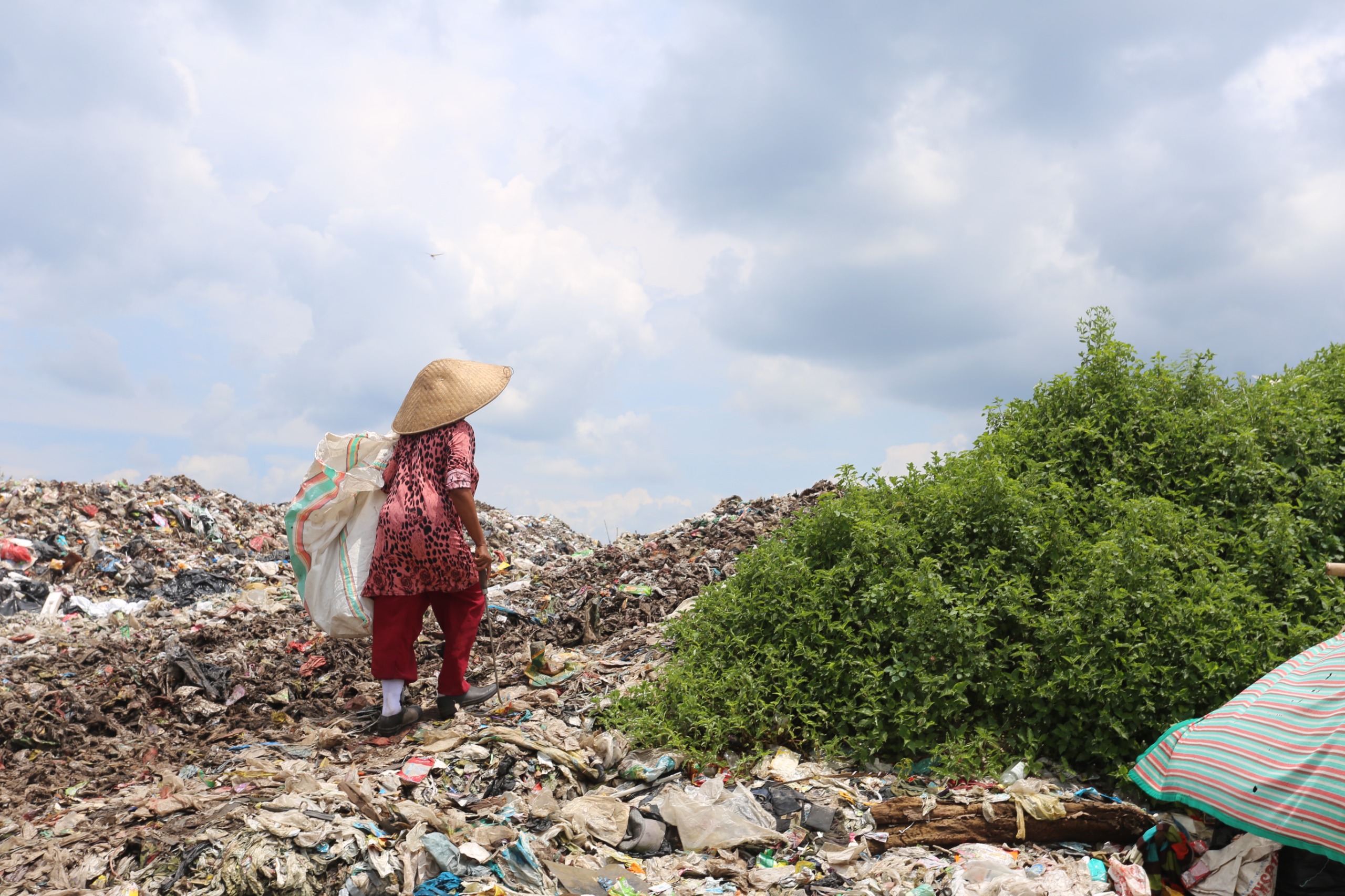 LEBIH KAPASITAS :&nbsp;Sampah mulai overload di TPA Pakusari, Pada musim hujan gunungan sampah tersebut rawan longsor.