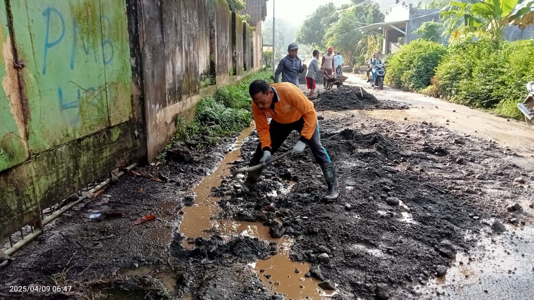 TERPAKSA DIURUK: Kepala Desa Sanenrejo Sutikno bersama warga menguruk jalan di Dusun Mandilis, Desa Sanenrejo, Kecamatan Tempurejo, menggunakan pasir karena rusak parah, Rabu (9/4).