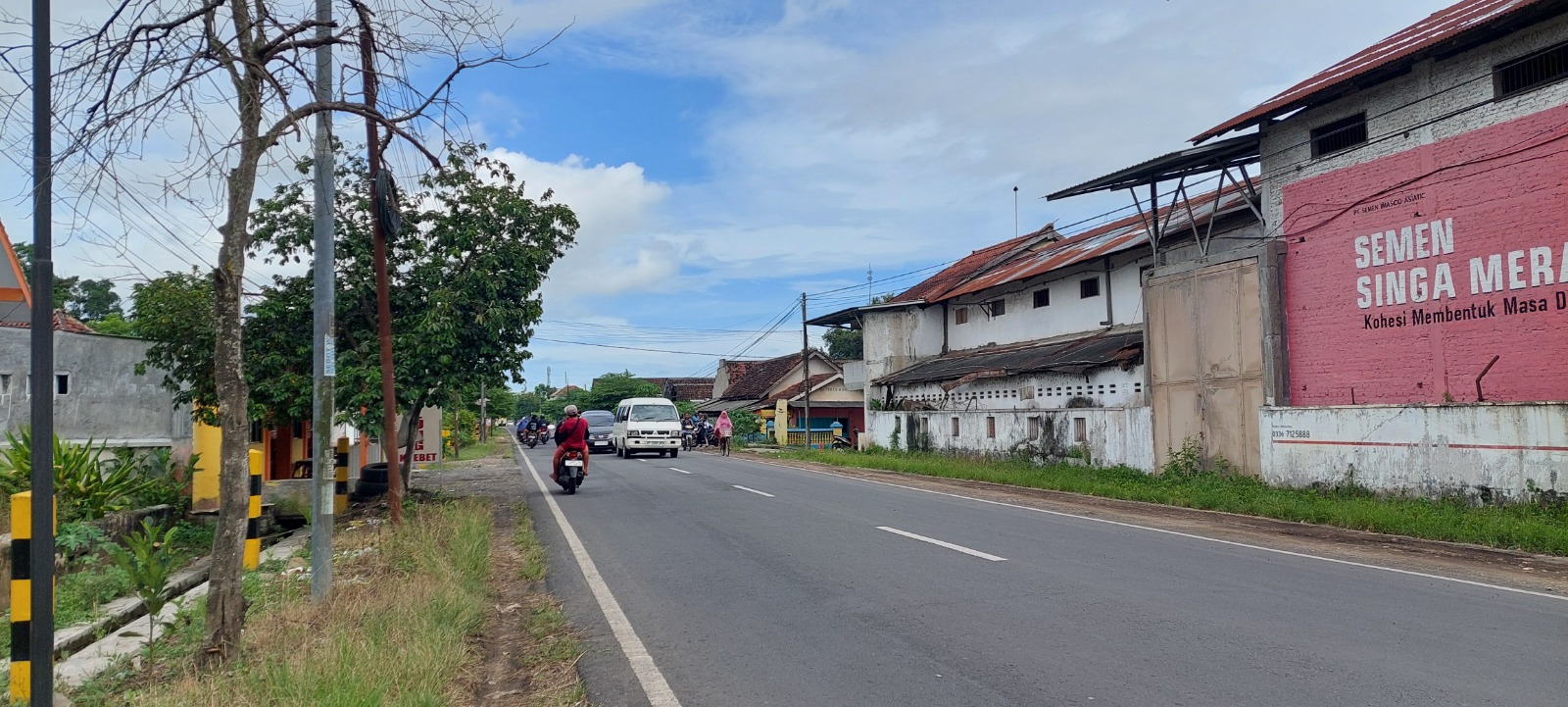 LOKASI KEJADIAN: Lokasi di jalan Kartini, Dusun Krebet, Desa Gumukmas, Kecamatan Gumukmas tempat terjadi kecelakaan sepeda motor Suzuki yang tertabrak sepeda motor Honda Vario