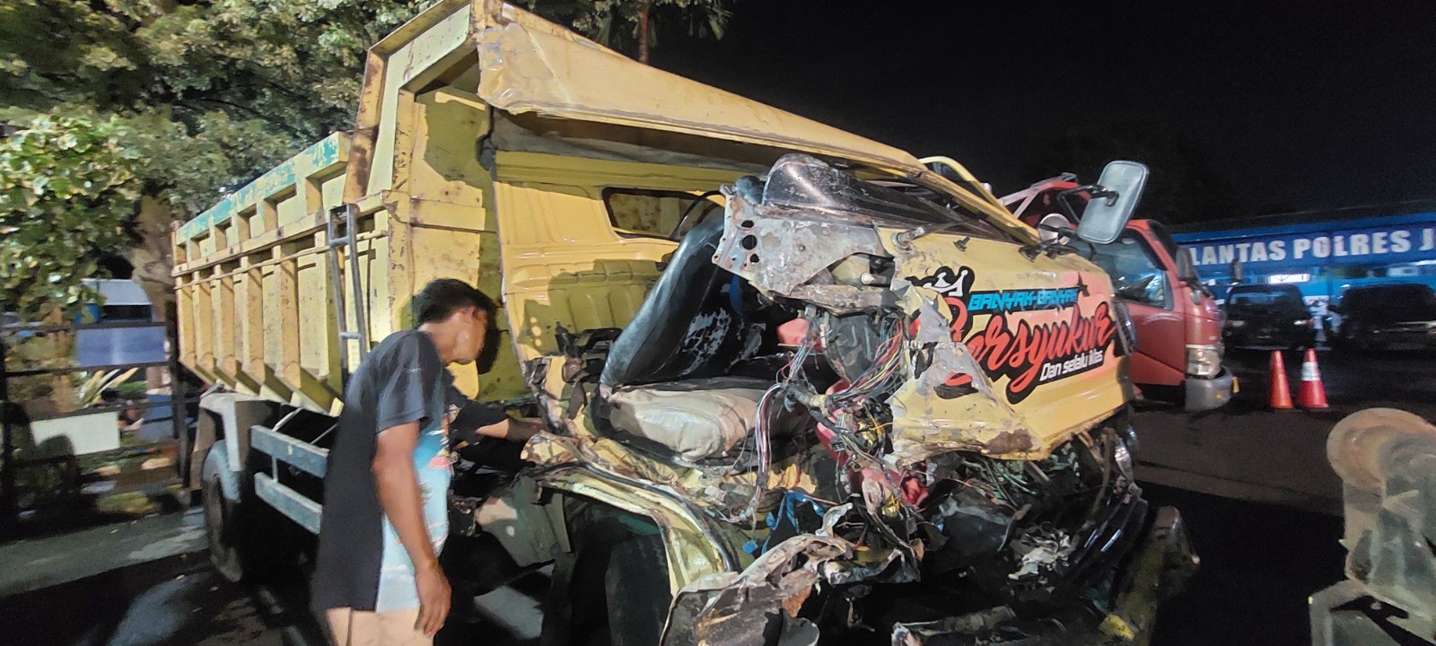 HANCUR BAGIAN DEPAN: Dump truck Mitsubishi yang disopiri Arifin, warga Kelurahan Gebang, Kecamatan Patrang, mengalami rusak parah setelah terjadi benturan di Jalan Yos Sudarso, Kelurahan Wirolegi