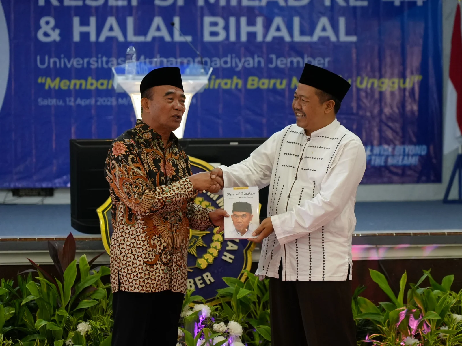 SAPA HANGAT: Prof Muhadjir memberikan karya buku ilmiah kepada Rektor Unmuh Jember Dr Hanafi pada momen Milad ke-44 Unmuh, di Aula Ahmad Zaenuri, Sabtu (12/4).