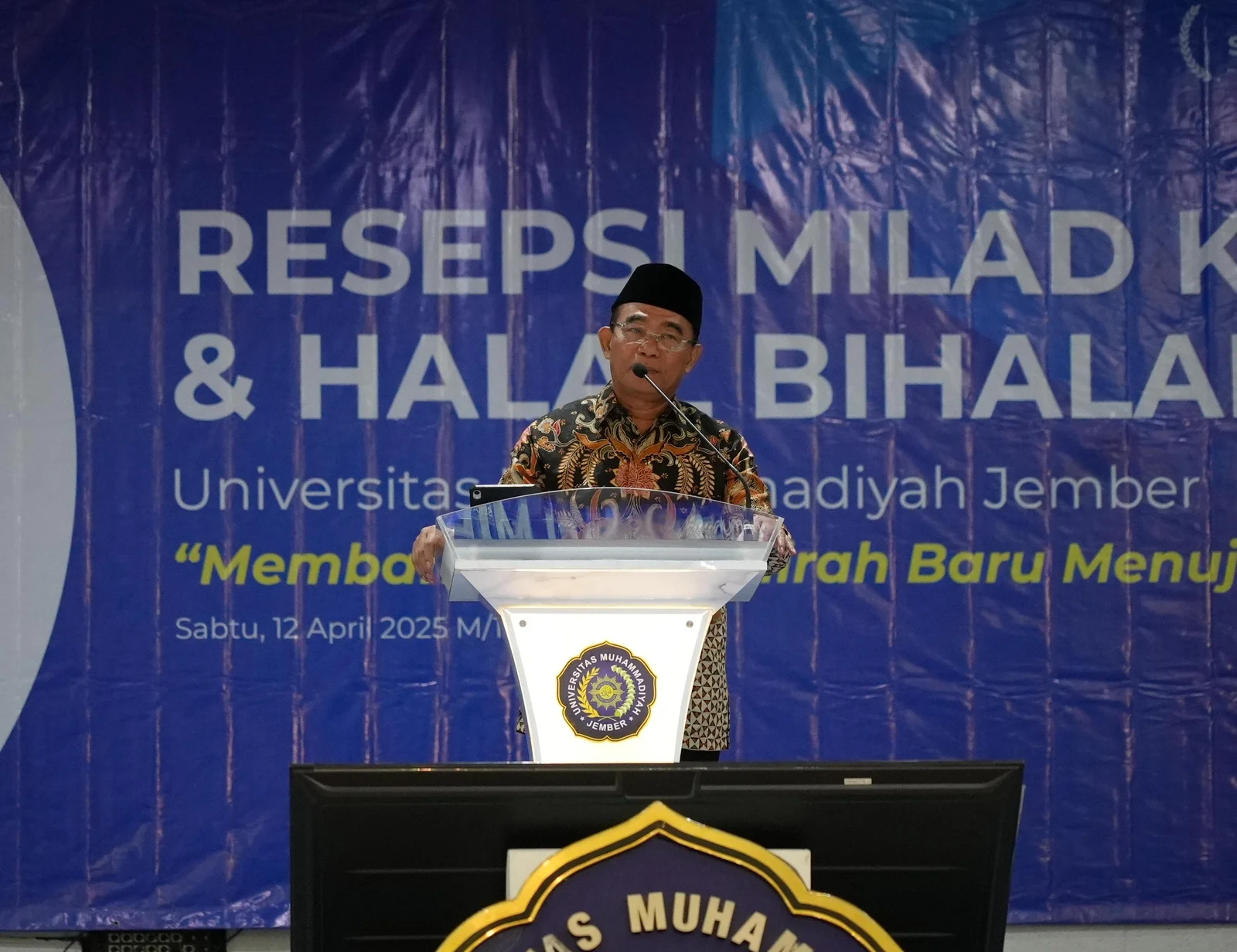 KHIDMAT: Prof Muhadjir menyampaikan orasi ilmiahnya pada momentum Milad Ke-44 Unmuh, yang berlangsung di aula Ahmad Zaenuri, Sabtu (12/4).