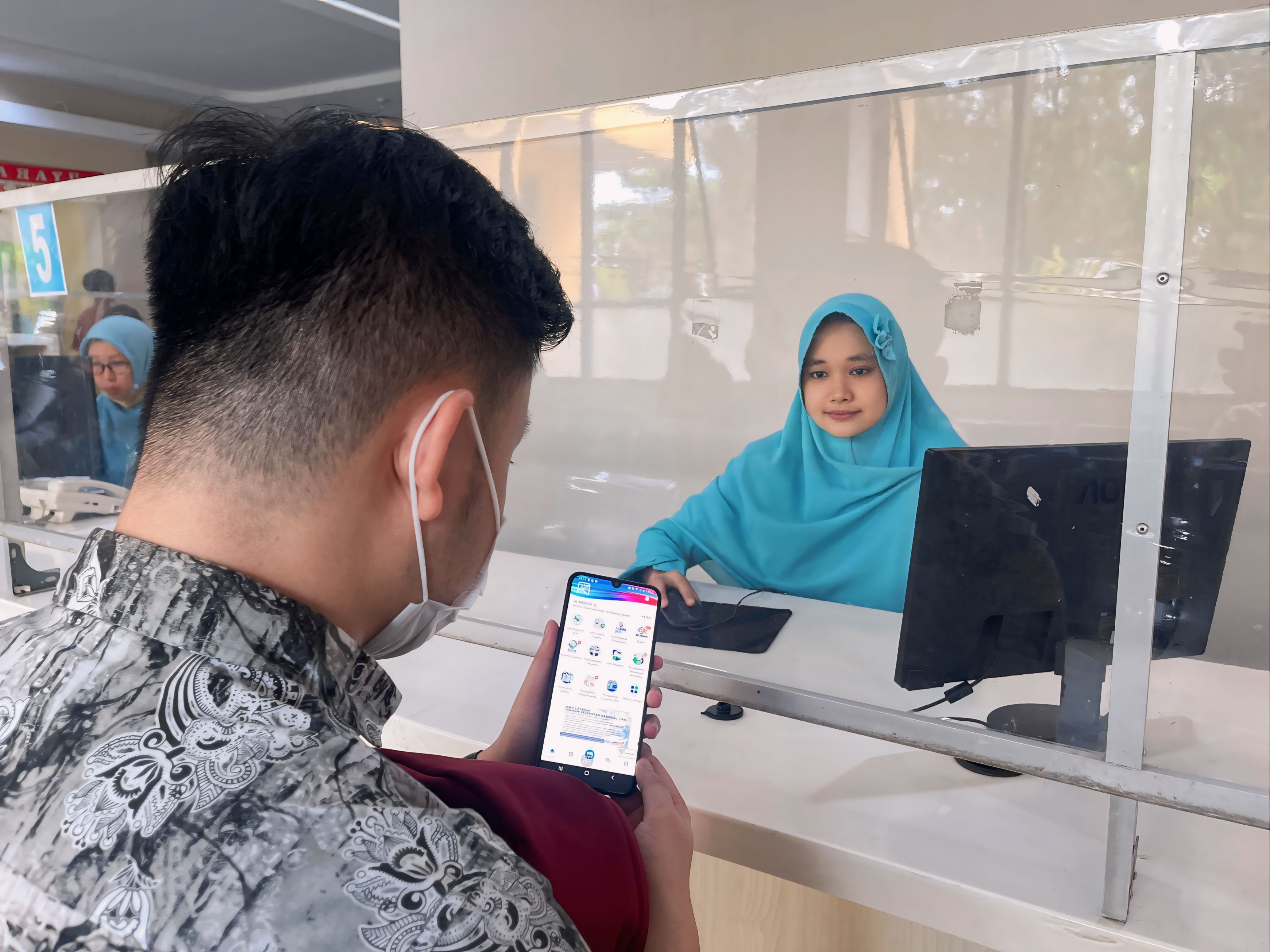 LAYANAN PRIMA: Pasien antrean online lewat aplikasi Mobile JKN di RS Bina Sehat Jember.