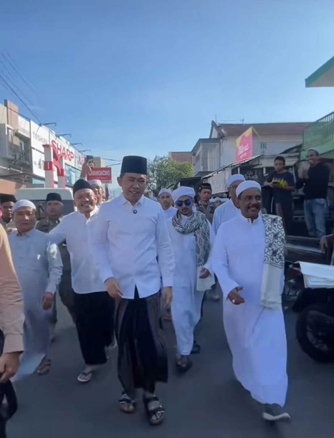 SOWAN KE ULAMA: Bupati Gus Fawait ditemani Habib Muhdor Al Hamid, cucu Habib Sholeh Tanggul, saat memberikan sambutan dan meminta doa serta keberkahan para alim ulama, dalam acara haul ke-49 Habib Sh
