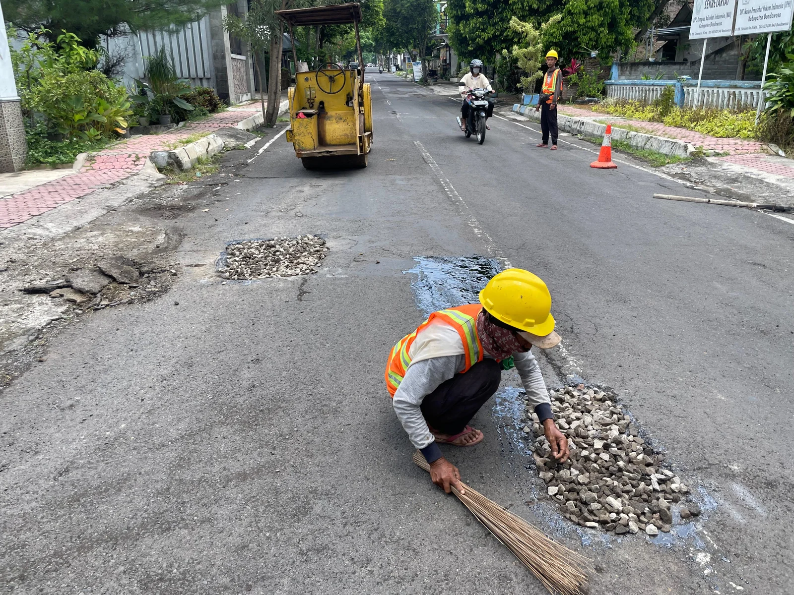 LAKUKAN PEMERATAAN: Sejumlah petugas saat memperbaiki tiga ruas jalan wilayah kota.