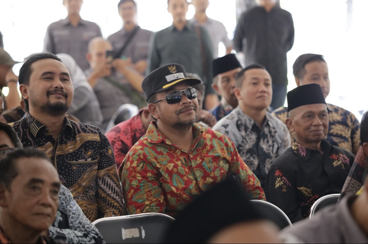 DENGARKAN: Seluruh kades se-Lumajang saat menggelar acara halal bihalal di Pendapa Arya Wiraraja, akhir pekan kemarin.(ATIEQSON MAR IQBAL/RAME)