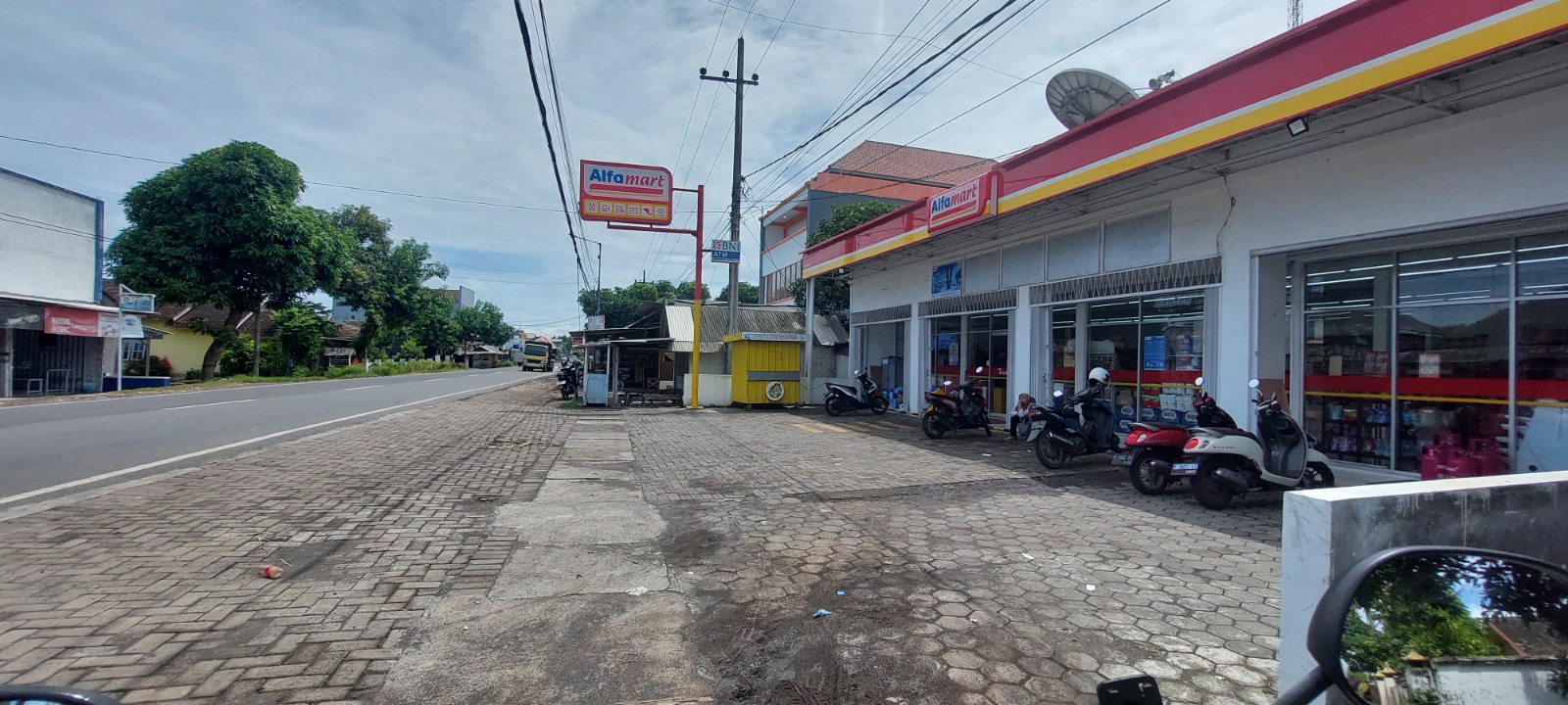 TEMPAT KEJADIAN: Situasi toko Alfamart tempat korban bekerja dan dibacok di depan toko saat mempertahankan sepeda motornya.