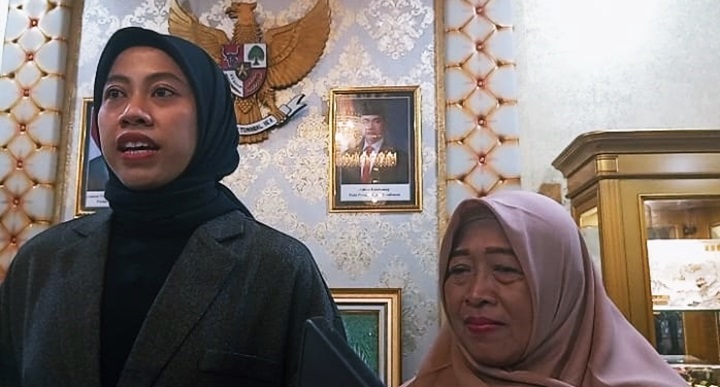 Megawati Hangestri ditemani sang ibunda ketika berkunjung ke Pendopo Bupati Jember. (AINUL BUDI/RJ)