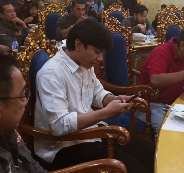 IKUT KE PENDOPO: Potret Dio Novandra kekasih Megawati Hangestri ketika berada di Pendopo Bupati Jember. (AINUL BUDI/RJ)
