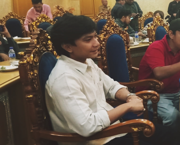 MENEMANI: Dio Novandra kekasih Megawati Hangestri ketika berada di Pendopo Bupati Jember. (AINUL BUDI/RJ)