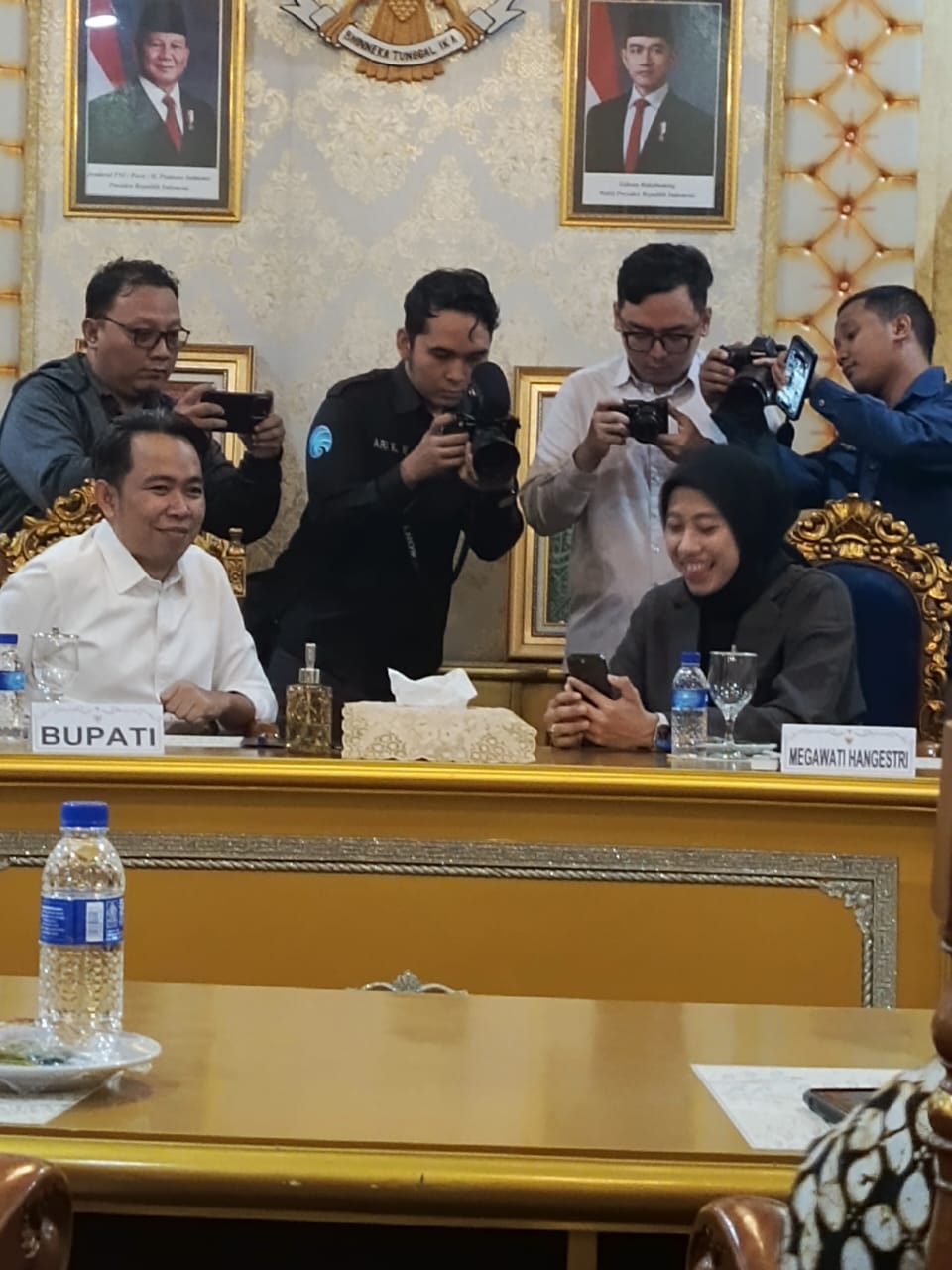 RAMAH TAMAH: Megawati Hangestri (kanan) ketika beramah tamah dengan Gus Fawait Bupati Jember.
