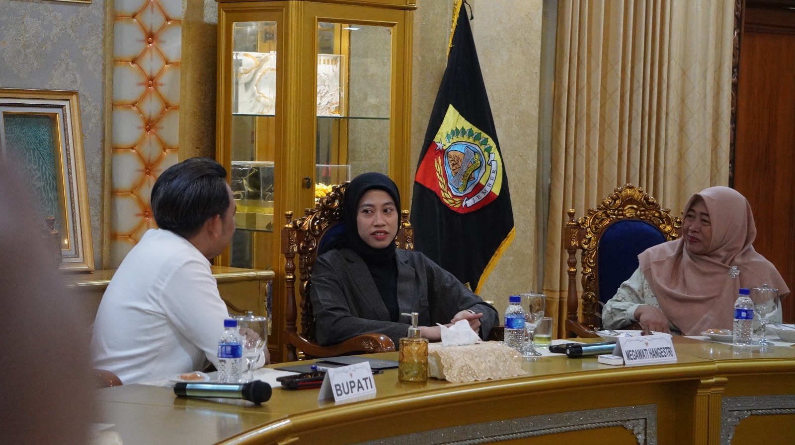 DI PENDOPO: Megawati Hangestri (tengah) bersama Bupati Jember Gus Fawait dan sang ibunda (paling kanan). (YULIO/RJ)