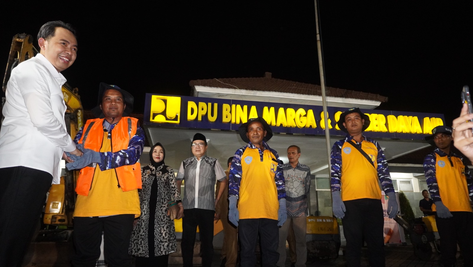 RESMI BEKERJA: Gus Fawait saat penyematan rompi kepada koordinator tim URC Pemkab Jember yang akan bertugas memperbaiki jalan rusak, di Kantor DPUBMSDA Jember, Senin malam (14/4).