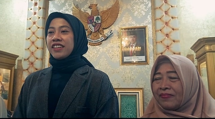 SAYANG IBUNDA: Megawati Hangestri bersama ibundanya ketika di wawancara para awak media di Pendopo Bupati Jember. (AINUL BUDI/RJ)