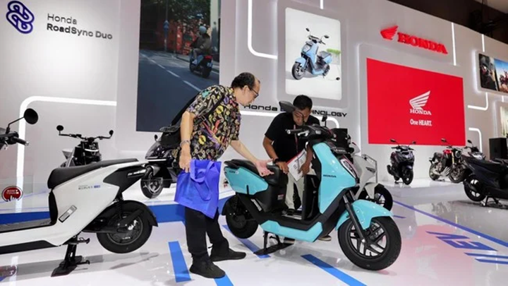 Gebrakan Honda di IIMS 2025: Usung PCX 160 Roadsync dan Dua Motor Listrik Konsep Masa Depan
