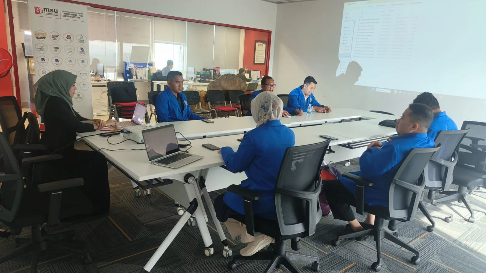 KEREN : Mahasiswa Pascasarjana Unmuh Jember mempresentasikan proposal tesis di hadapan dosen-dosen Management and Science University (MSU), Malaysia. Rabu (16/04),