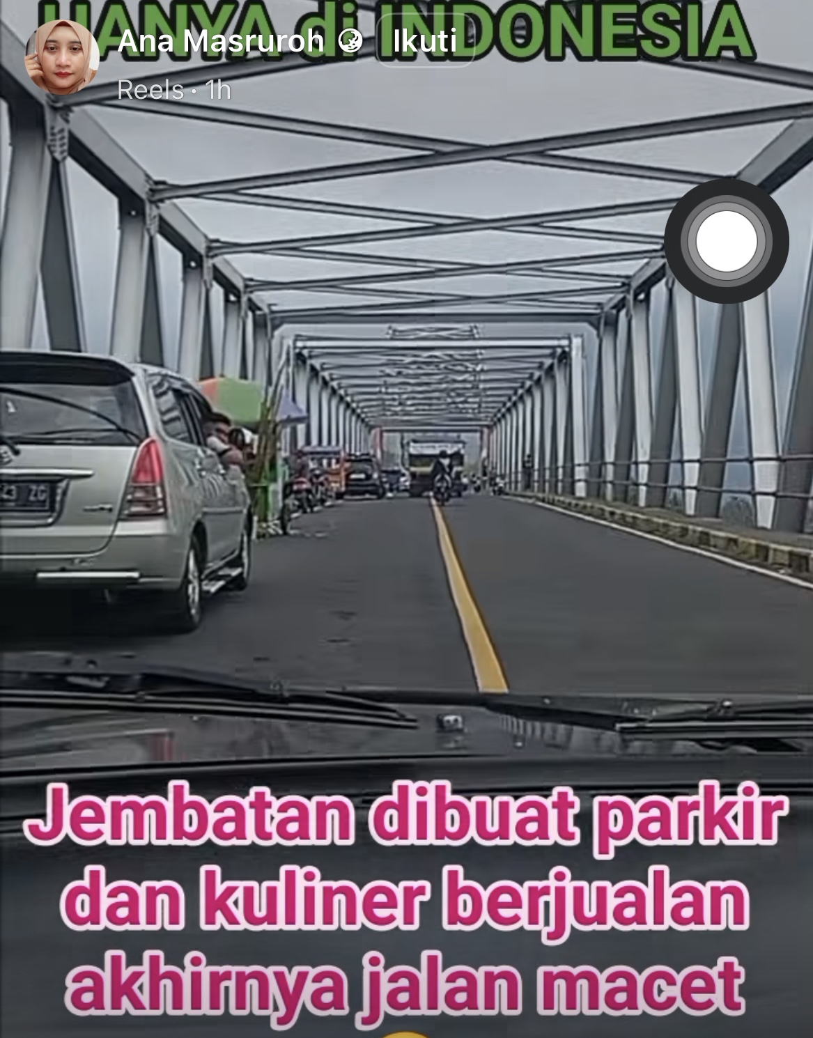 Tangkap layar kondisi jembatan Pandanwangi dipenuhi mobil parkir dan jualan.