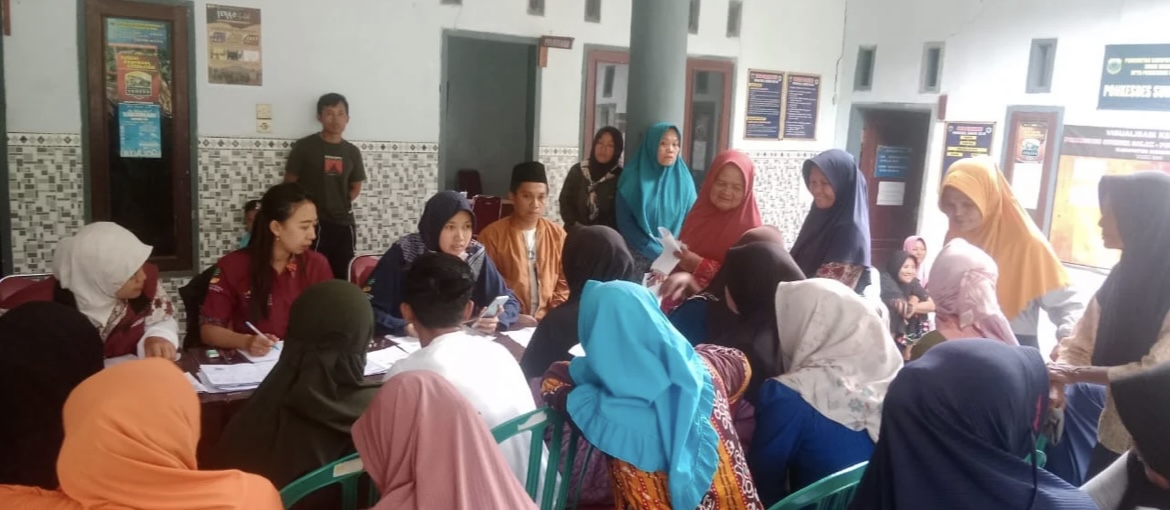 DIKELUHKAN: Warga Penerima PKH dan BPNT di Desa Sumbersalak, Curahdami mengaku tak menerima bantuan. (ILHAM WAHYUDI/RADAR IJEN)