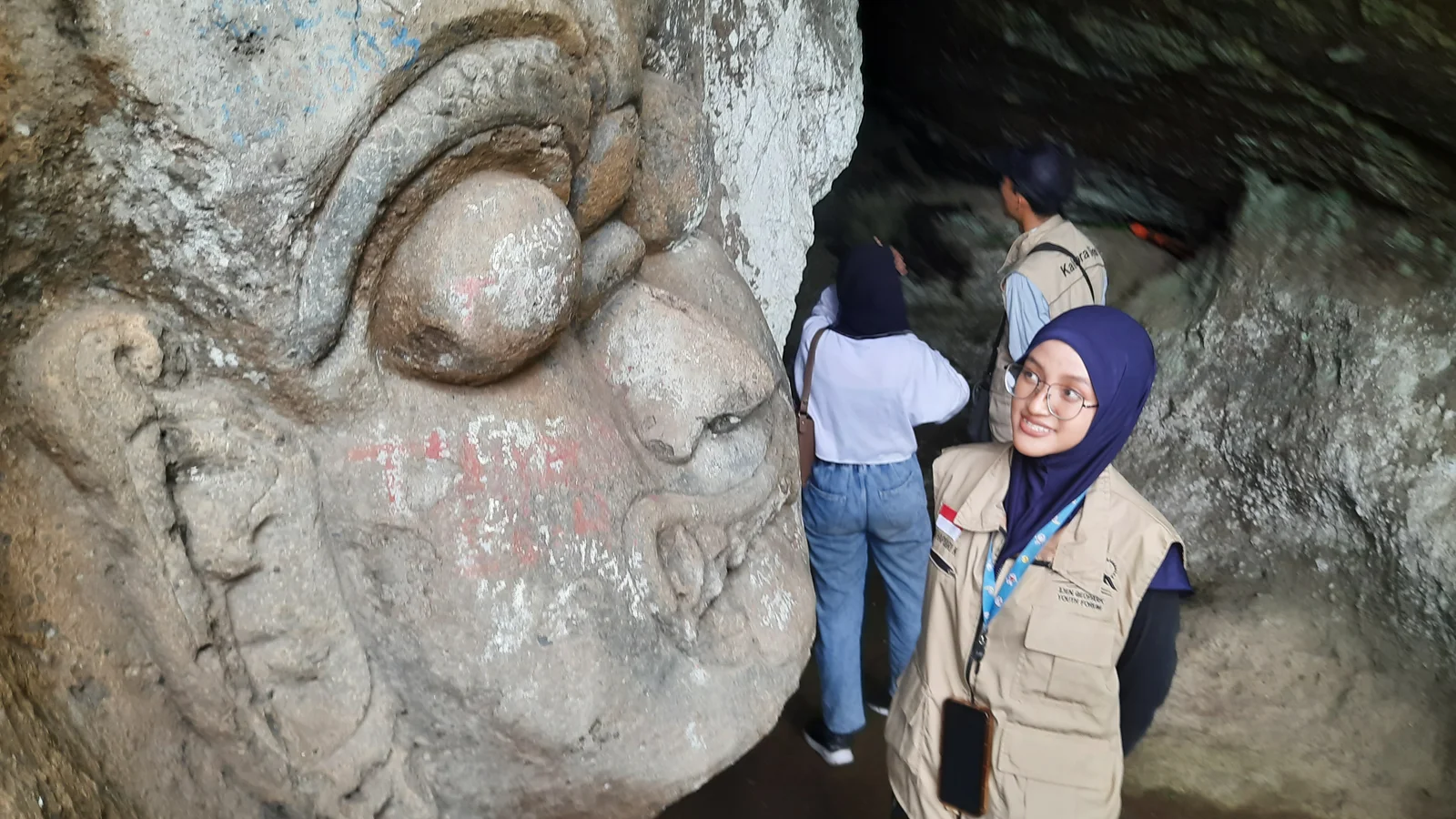 SEJARAH TINGGI: Salah seorang mahasiswa saat melakukan penelitian pada &nbsp;situs gua Butha Desa Sukorejo, Kecamatan Sumberwringin.