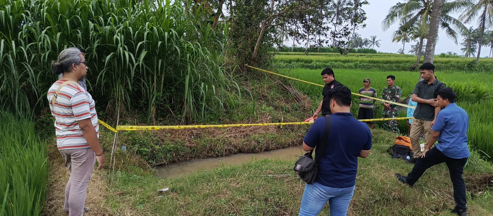 DATANGI LOKASI: Pihak kepolisian saat melakukan oleh TKP, di Desa Taman Kecamatan Taman Krocok.