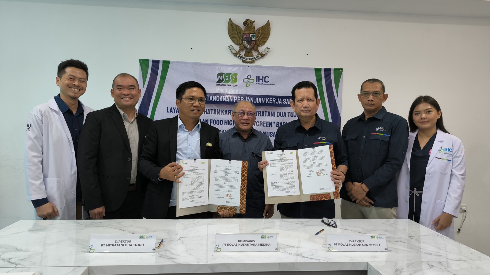 KEMBALI BERSINERGI: Direktur PT Rolas Nusantara Medika dr Syamsul Bahri (tiga dari kanan) dan Direktur PT Mitratani 27 Tumbas Ginting (tiga dari kiri) setelah menandatangani perjanjian kerja sama disa