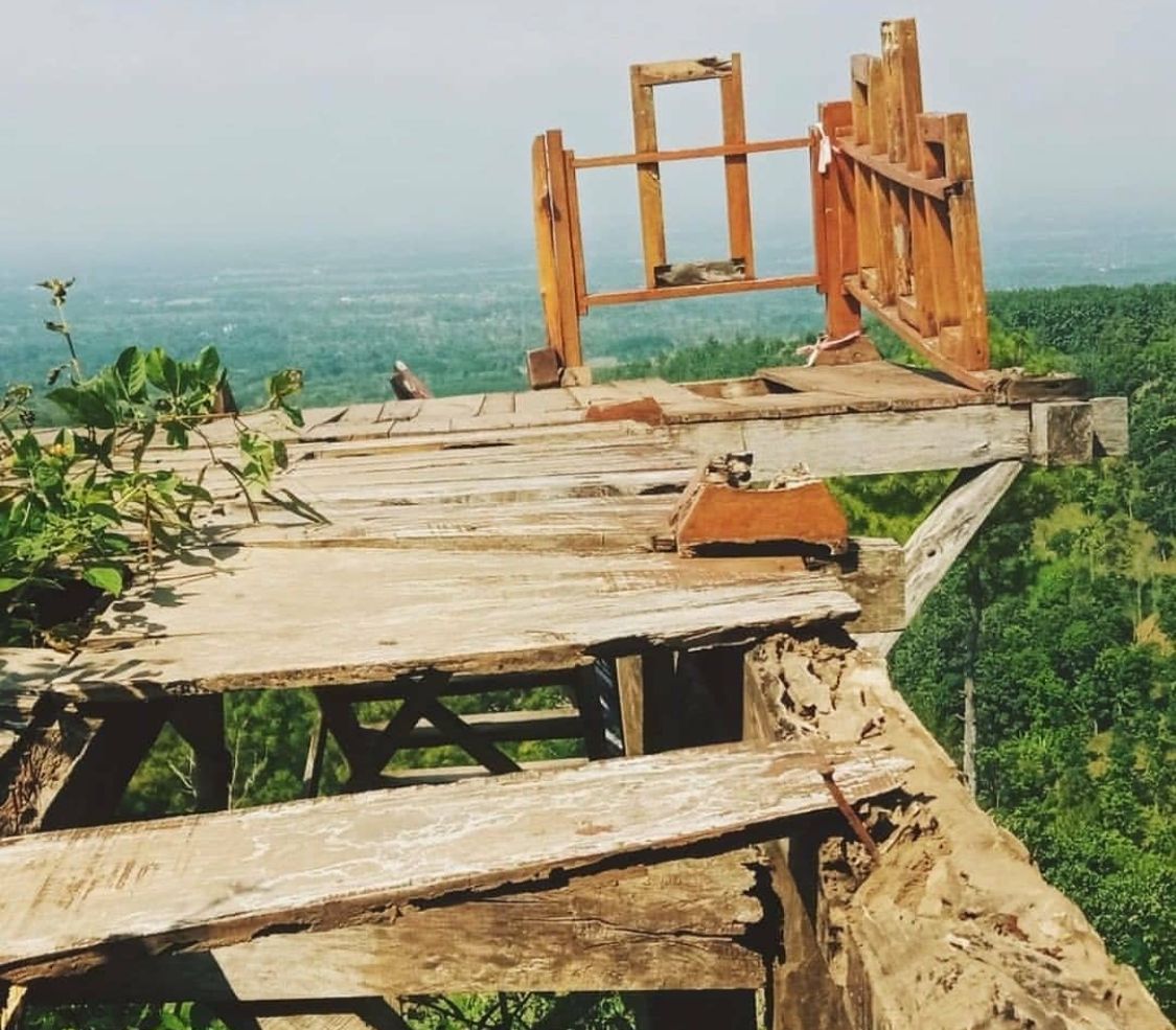 SUDAH LAMA RUSAK: Sempat viral, wisata desa puncak bukit Mahadewa di Kecamatan Curahdami kini kondisinya juga sudah tak memungkinkan lagi dikunjungi wisatawan.