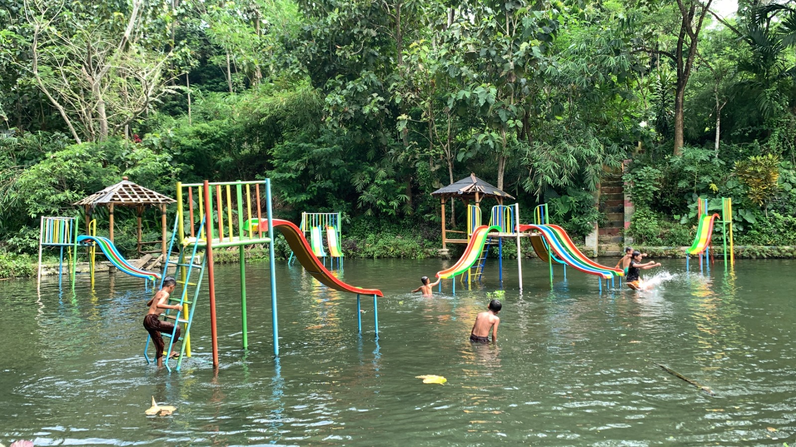 TAK TERAWAT: Sejumlah anak-anak bermain di fasilitas yang masih ada di Wisata Rawa Indah Almour. Kini wisata desa itu sudah mangkrak.