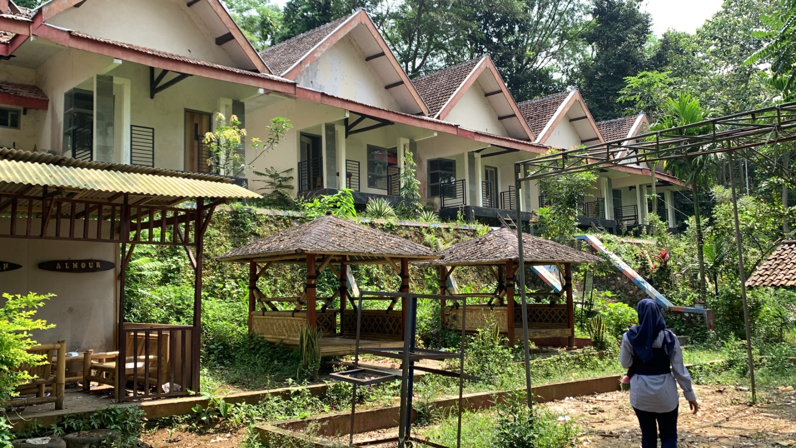 MANGKRAK: Sejumlah fasilitas bagi pengunjung di Wisata Rawa Indah Almour pun sekarang kondisinya pun memprihatinkan.
