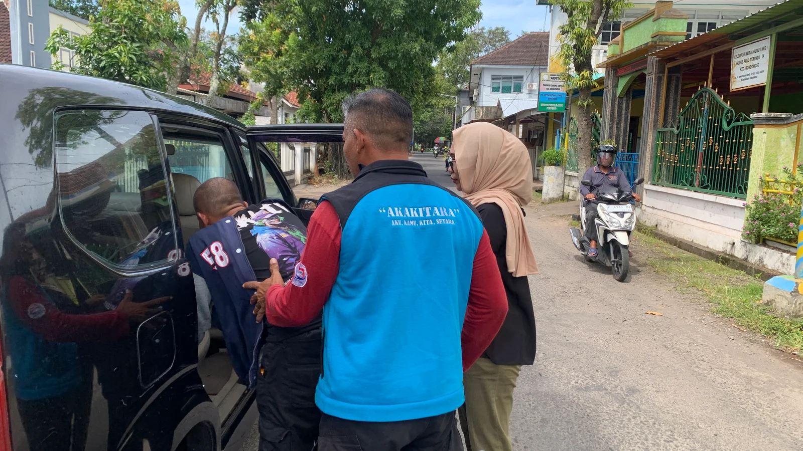 SERING MENGAMUK: Petugas Dinsos Jatim dan Bondowoso membawa salah seorang ODGJ untuk diantarkan ke RSBL Pasuruan, kemarin