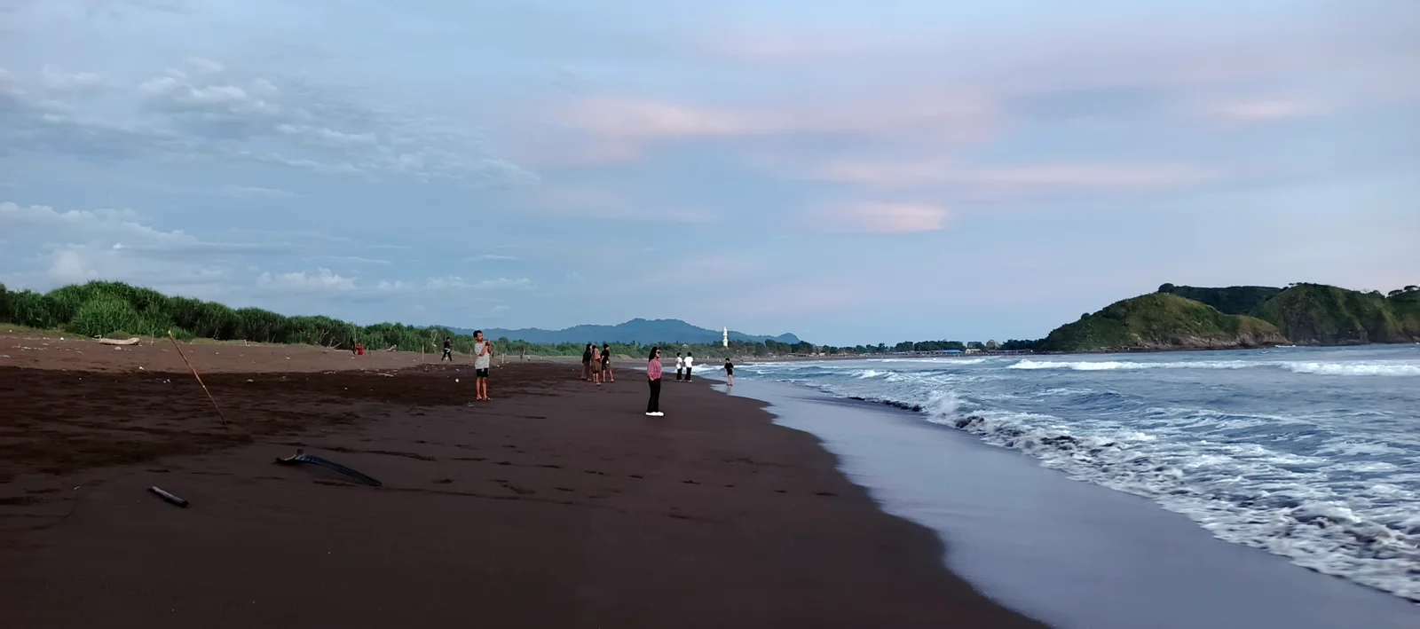 EKSOTIS: Bentangan pesisir Pantai Watu Ulo sampai Pantai Asmara Ambulu Jember, yang menyuguhkan pemandangan yang memanjakan mata. (MAULANA/RJ)