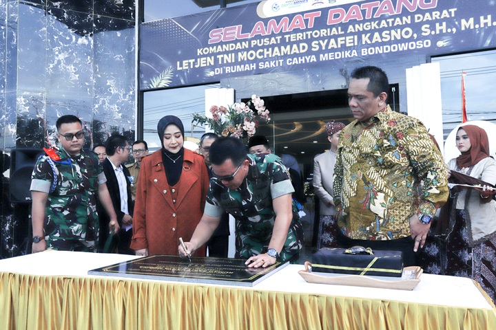 TANDA TANGAN PRASASTI: Owner RS Cahya Medika Yudi Sanjaya (paling kanan) juga ikut menyaksikan tanda tangan prasasti oleh Letjen TNI Mochamad Syafei Kasno.