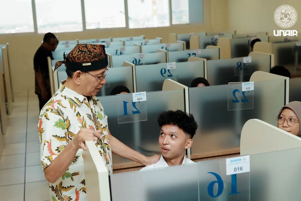 Langkah Antisipatif: UNAIR Terapkan Kebijakan Ganti Alas Kaki untuk Peserta UTBK 2025