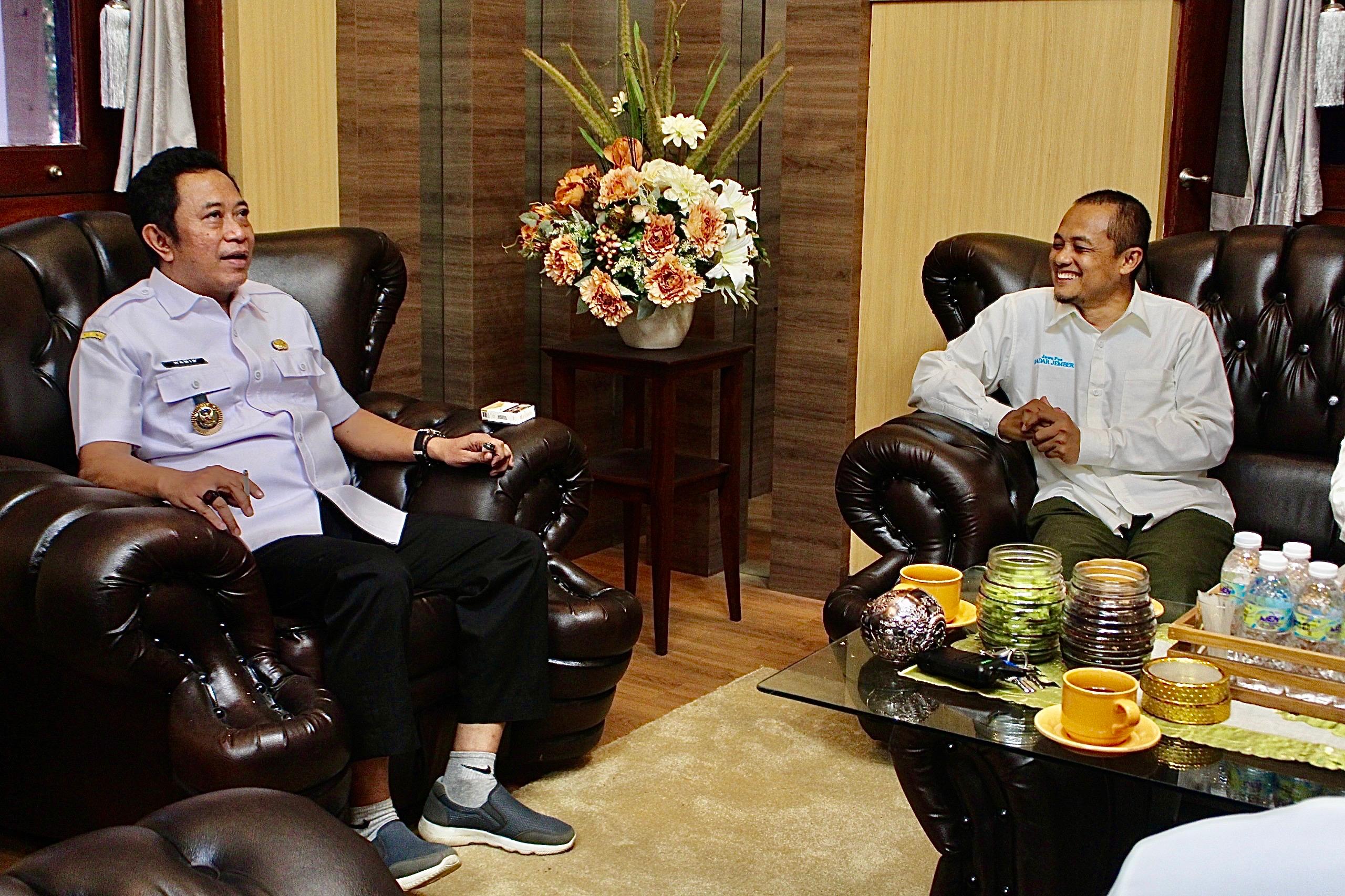 BERI PENJELASAN: Bupati Bondowoso Abdul Hamid Wahid saat membeberkan konsep besar bersama Jawa Pos Radar Ijen.