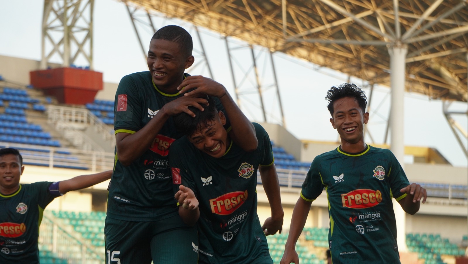 SENGIT: Pemain tengah Persital FC Mohamad Arya dikepung para penggawa Mitra Surabaya dalam matchday pertama Liga 4 yang berlangsung di Stadion Jember Sport Garden, kemarin (22/4).