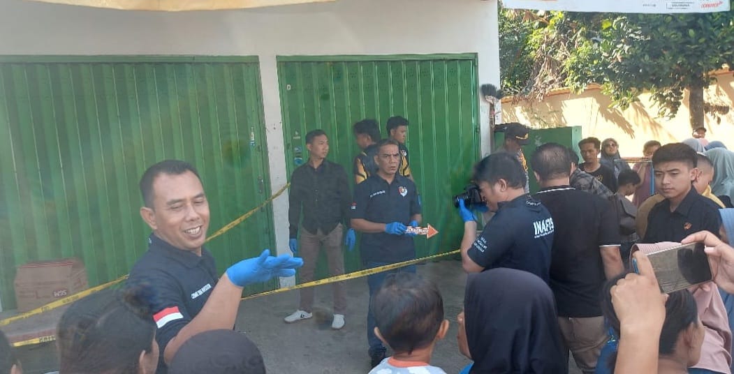 OLAH TKP: Tim Inafis Polres Jember melakukan penyelidikan di lokasi penemuan mayat bayi perempuan, di depan rumah Abd. Rozak, 50, warga Dusun Ajung Wetan, Desa/Kecamatan Ajung, Selasa (22/4).